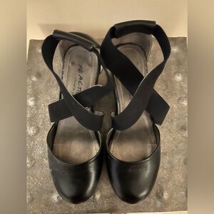 Black Kenneth Cole Reaction wedge shoe. Size 5 1/2